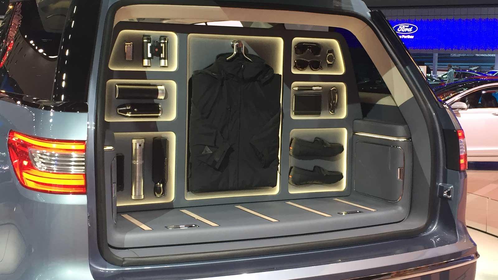 Vista del ropera para sibaritas en el maletero del Navigator Concept de Lincoln