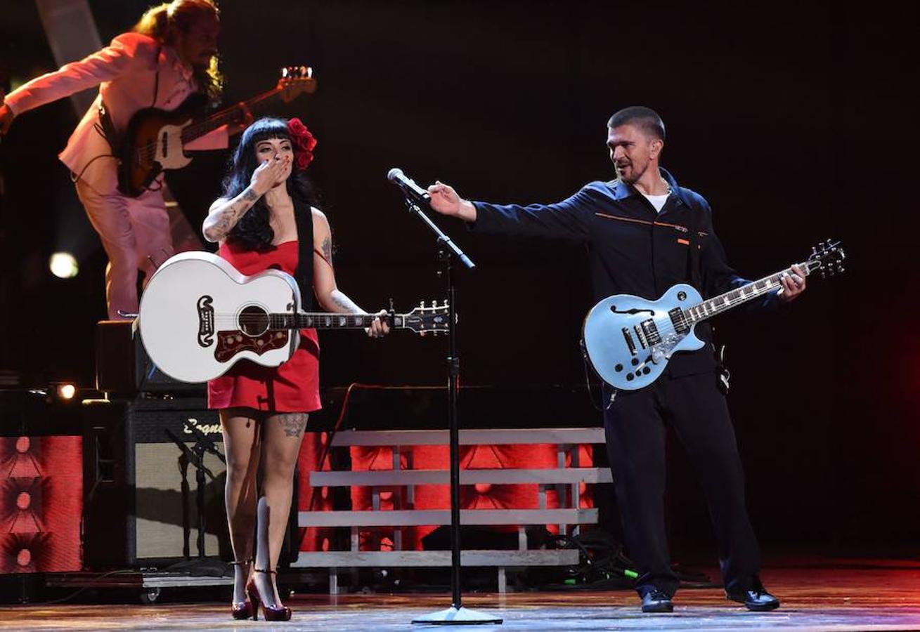 Una de las varias actuaciones que Juanes protagonizó en los Grammy Latinos. 