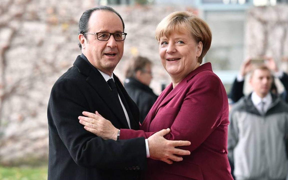 El presidente de Francia, François Hollande, junto a Angela Merkel. 
