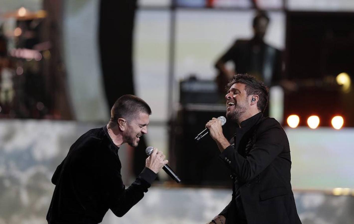 Junto a Pablo López, Juanes. Juntos han cantado su tema «Tu enemigo». 