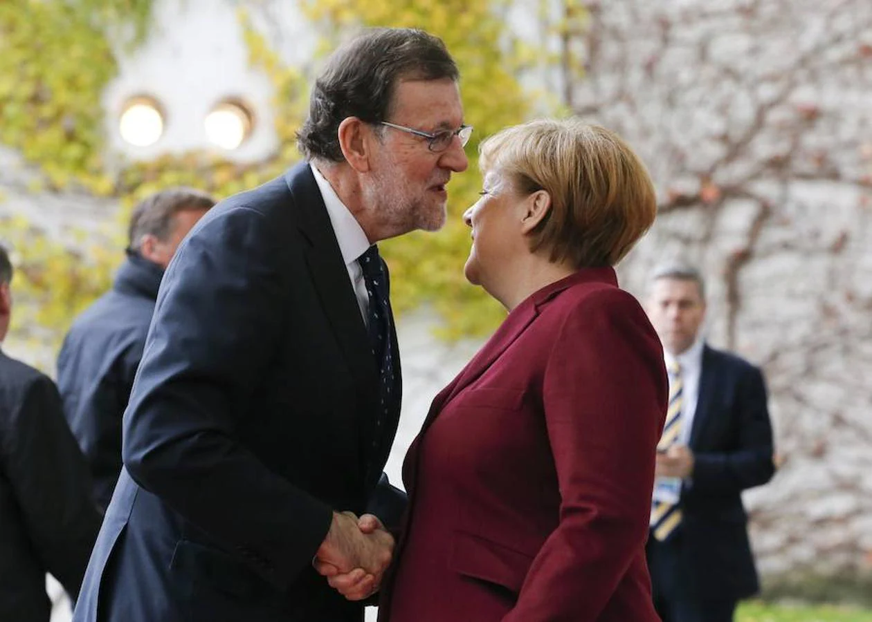 El presidente del Gobierno de España, Mariano Rajoy, junto a la canciller alemana, Angela Merkel