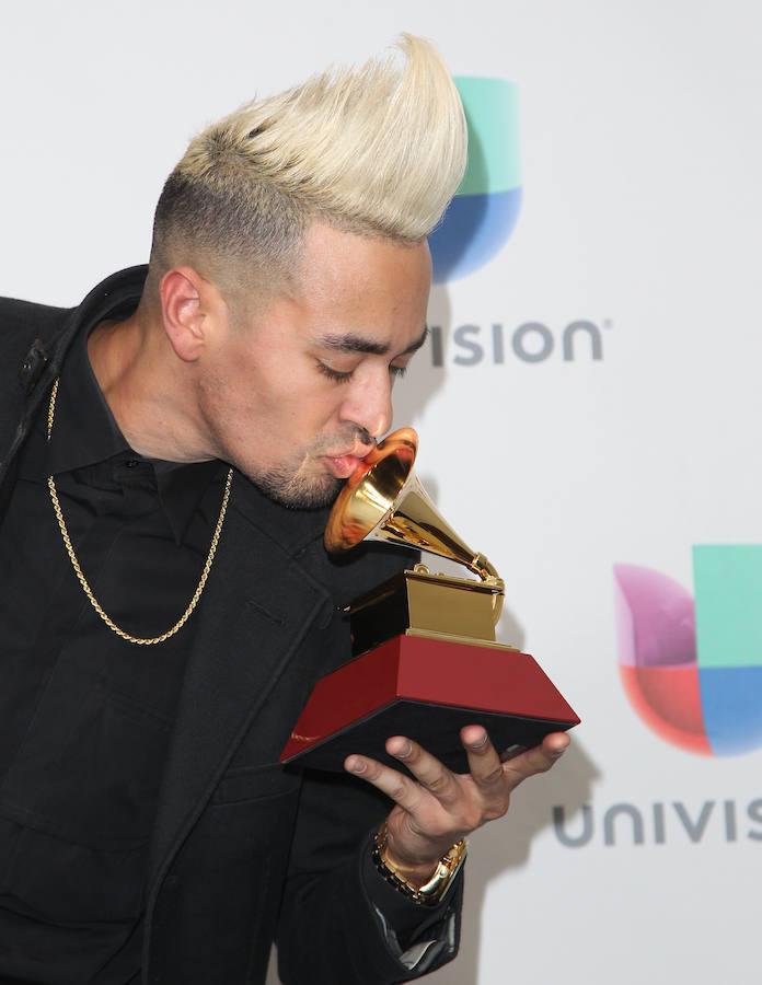 El artista Motiff besa su premio. 