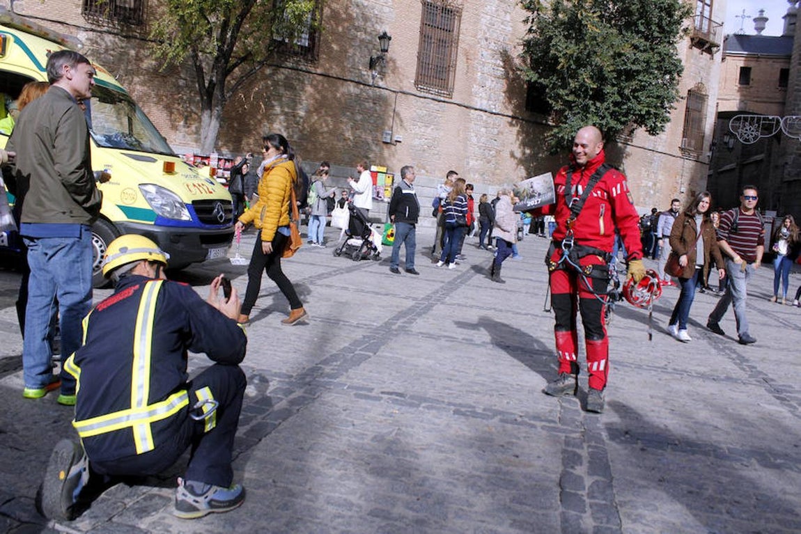 Espectaculares imágenes de las maniobras de rescate de los bomberos en la catedral de Toledo