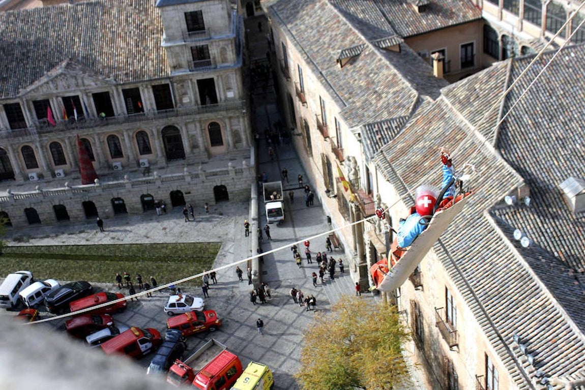 Espectaculares imágenes de las maniobras de rescate de los bomberos en la catedral de Toledo