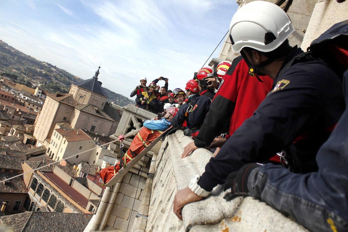 Espectaculares imágenes de las maniobras de rescate de los bomberos en la catedral de Toledo