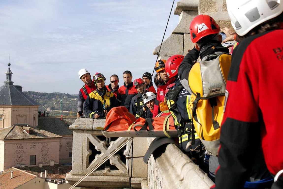 Espectaculares imágenes de las maniobras de rescate de los bomberos en la catedral de Toledo