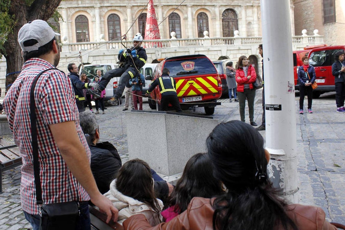 Espectaculares imágenes de las maniobras de rescate de los bomberos en la catedral de Toledo