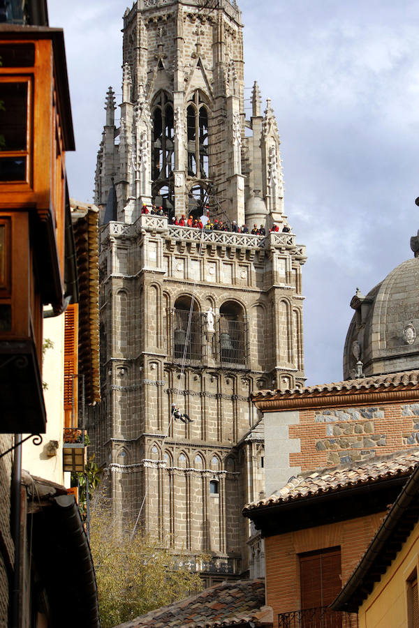 Espectaculares imágenes de las maniobras de rescate de los bomberos en la catedral de Toledo