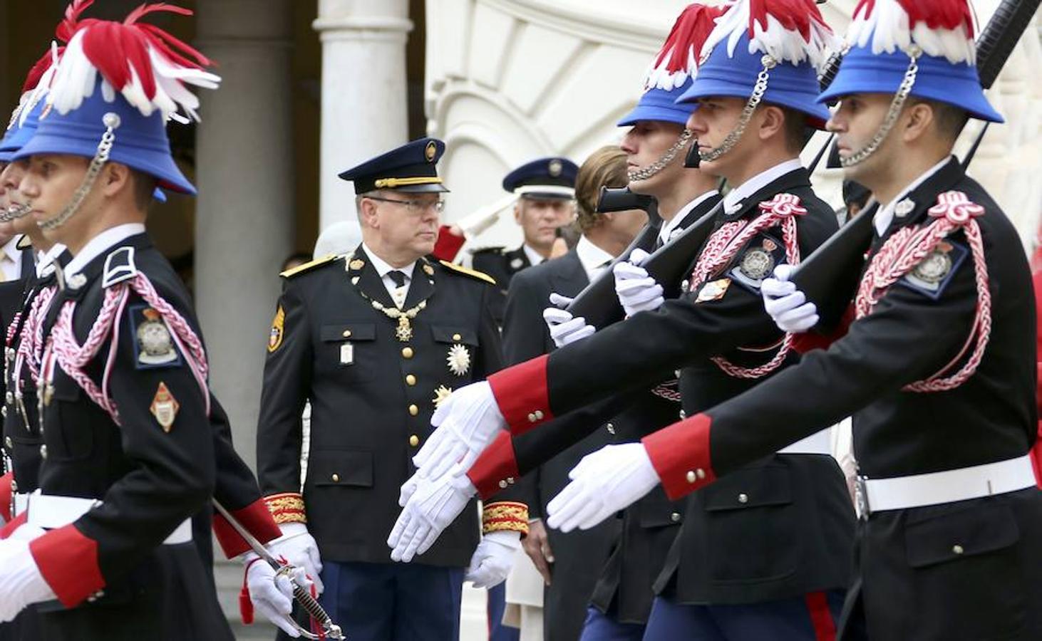 El Príncipe Alberto antes del desfile militar. 