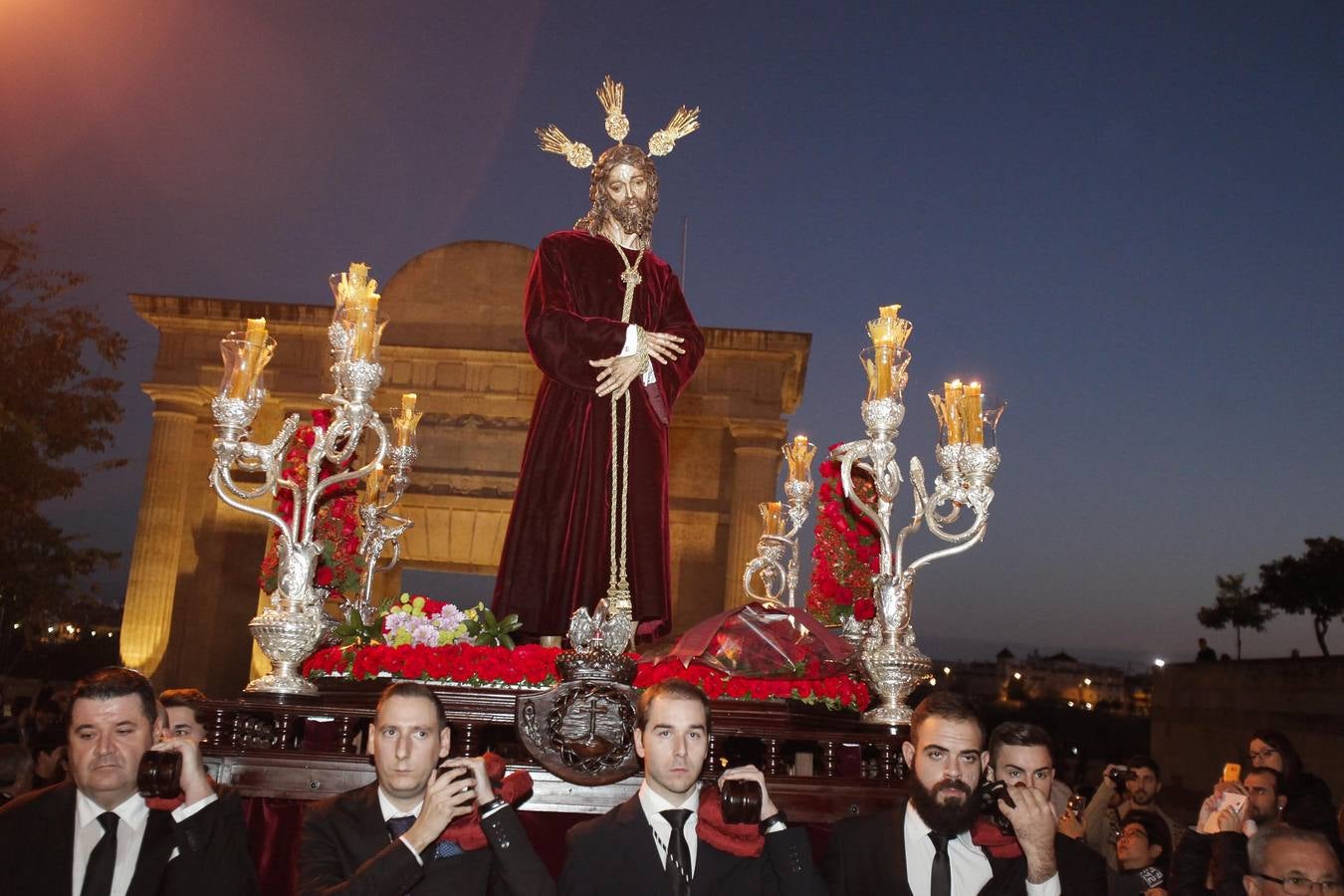 Estampas del Vía Crucis del Señor del Silencio a la Catedral de Córdoba