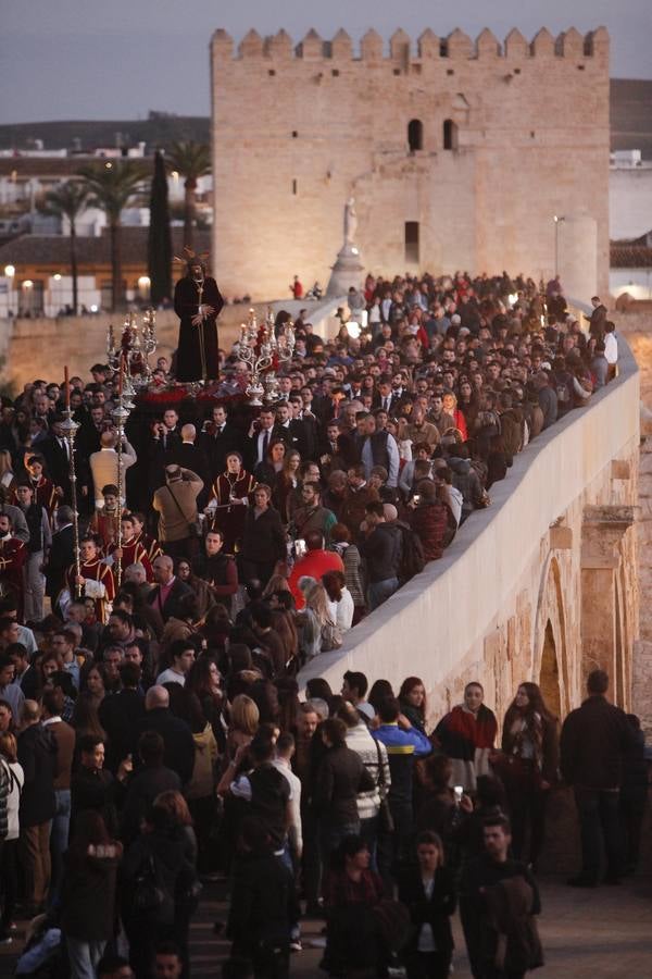 Estampas del Vía Crucis del Señor del Silencio a la Catedral de Córdoba