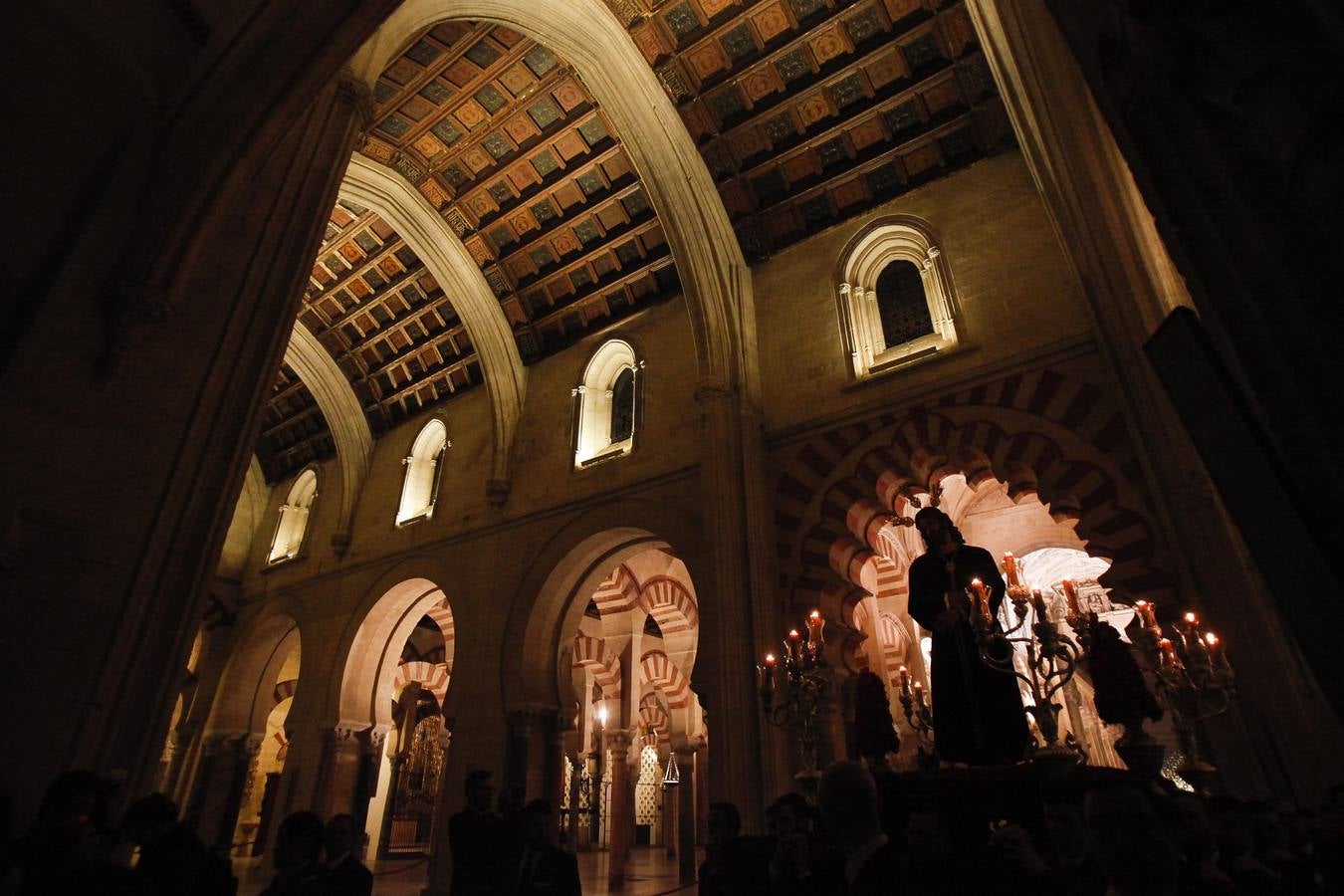 Estampas del Vía Crucis del Señor del Silencio a la Catedral de Córdoba