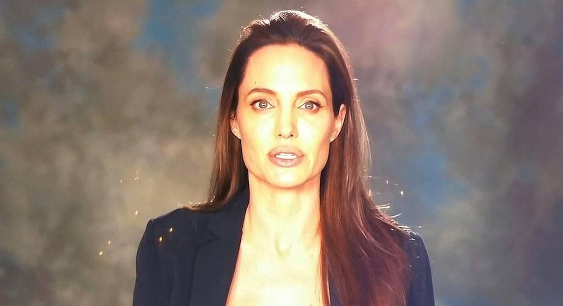 Angelina Jolie, Depresión. Brad Pitt no es el único que está sufriendo por el divorcio. Fuentes cercanas a la actriz aseguraron que desde que vive sola con sus hijos padece de ataques de pánico y depresión