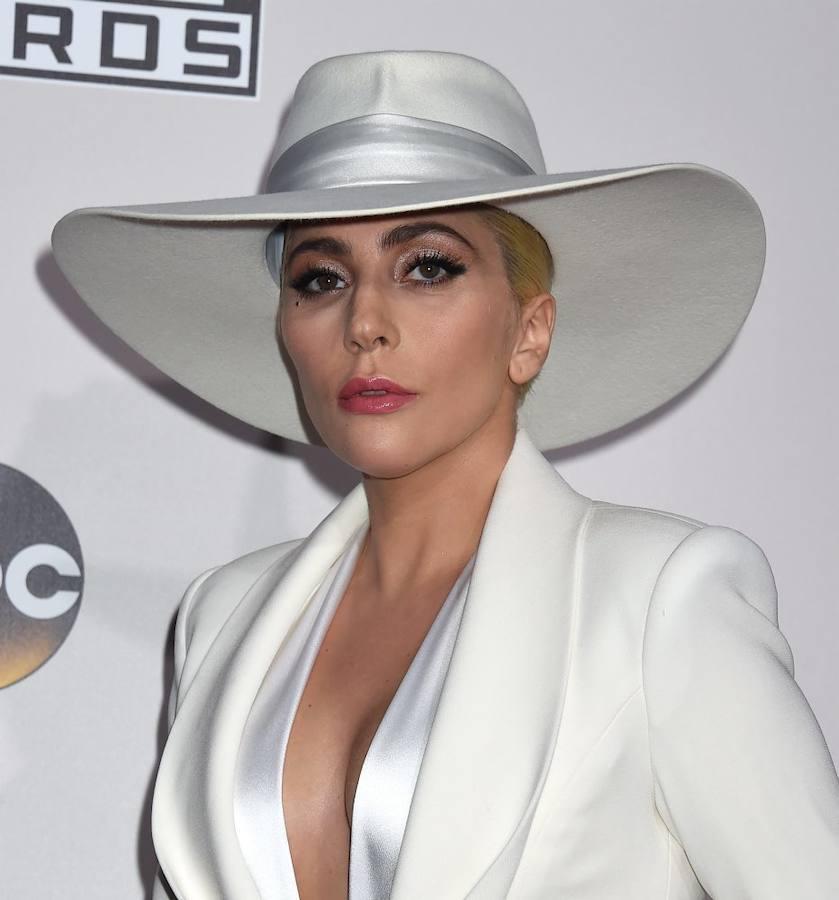Lady Gaga, Depresión y ansiedad. «Admito abiertamente que he estado luchado contra la depresión y la ansiedad y creo que mucha gente lo hace», de esta forma, la cantante reveló el problema que sufría durante una entrevista concedida a la revista The Mirror