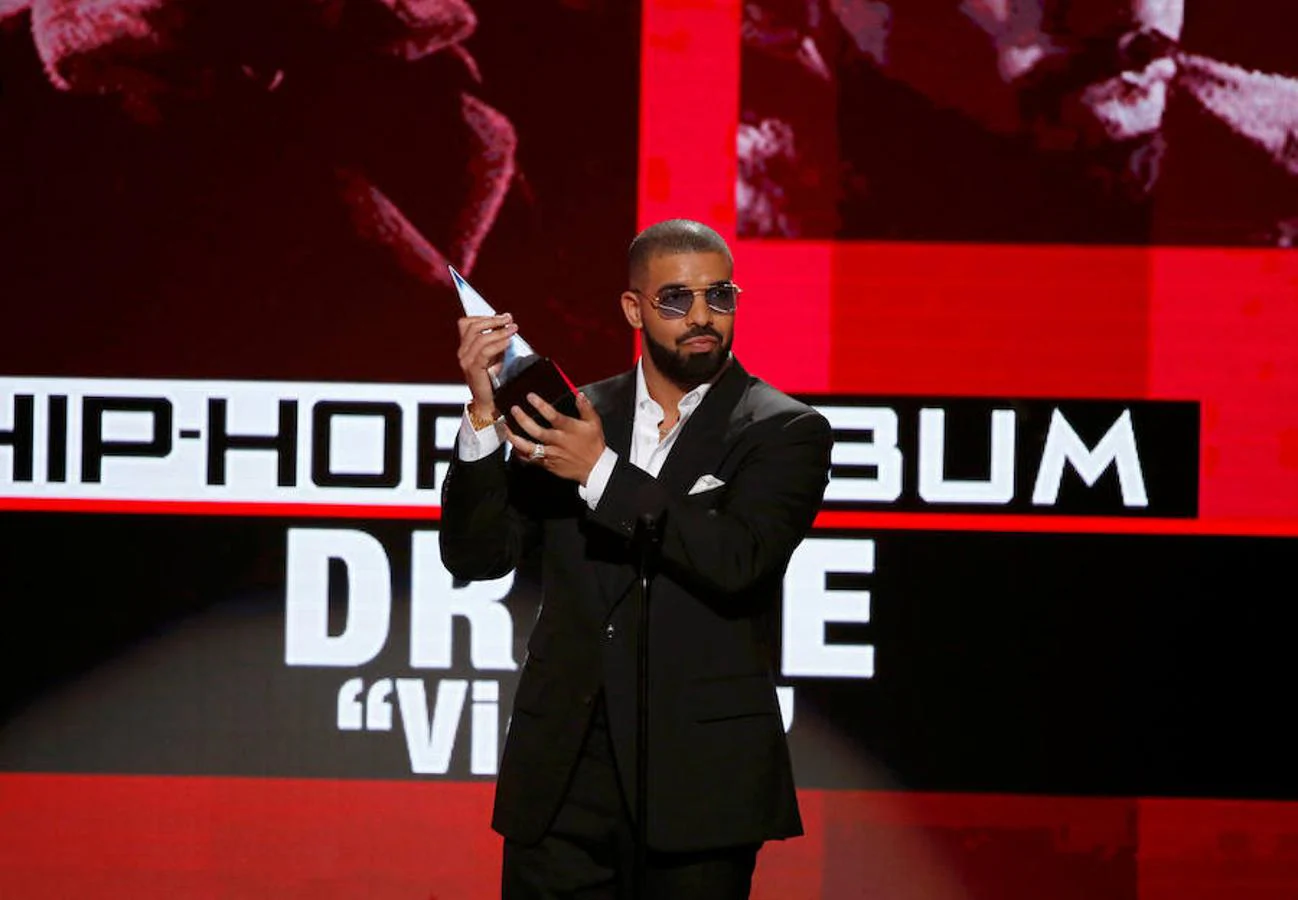 Drake en el escenario recogiendo su premio
