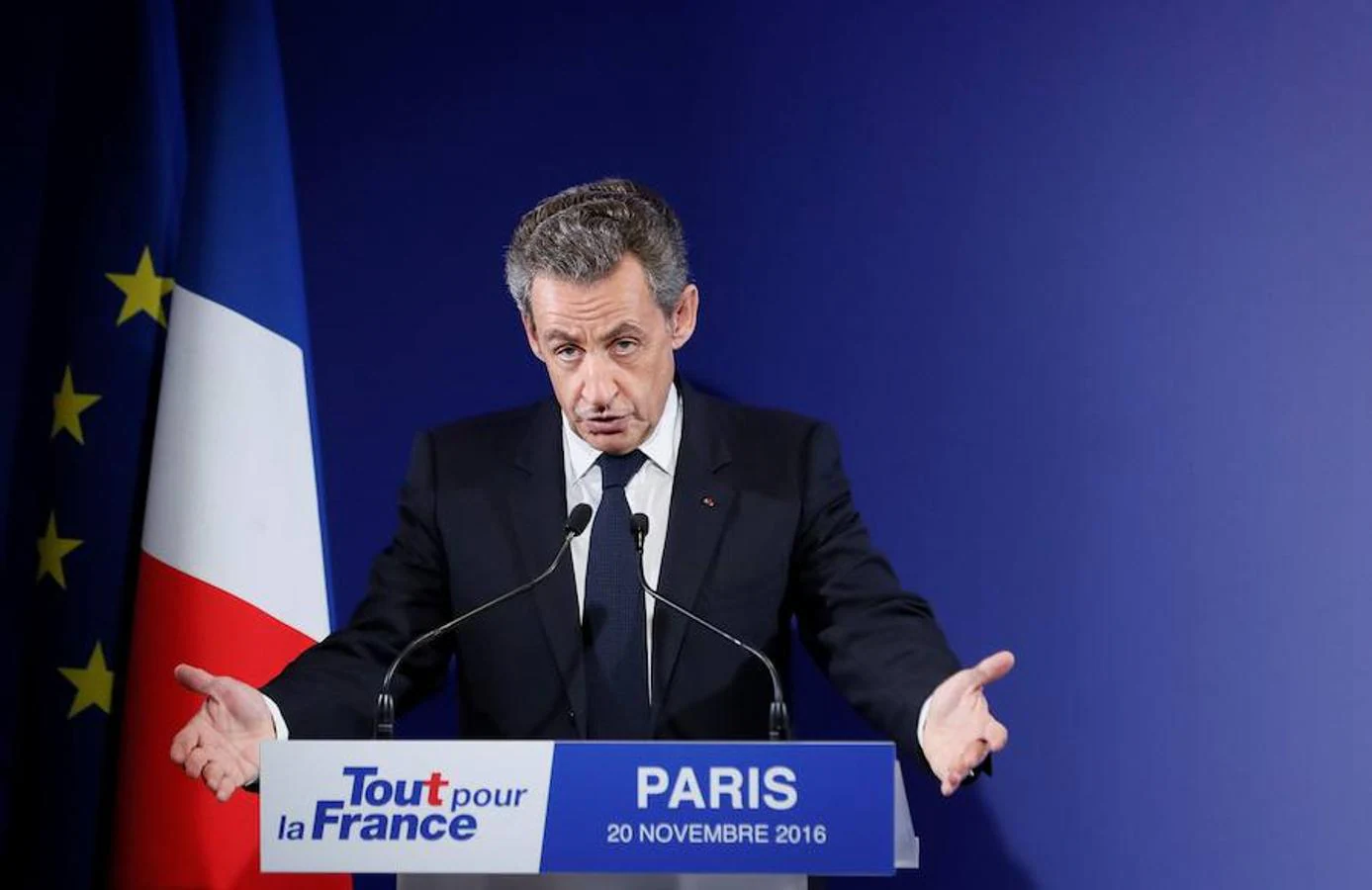 El expresidente galo Nicolas Sarkozy partía como favorito, junto con Juppé y Fillon, para liderar su formación: Los Republicanos. Sin embargo, de acuerdo con los resultados oficiales de la primera vuelta de las elecciones primarias del partido, ha obtenido menos de un 23 % de los votos frente al 43 % de Fillon y el 26,7 % de Juppé.