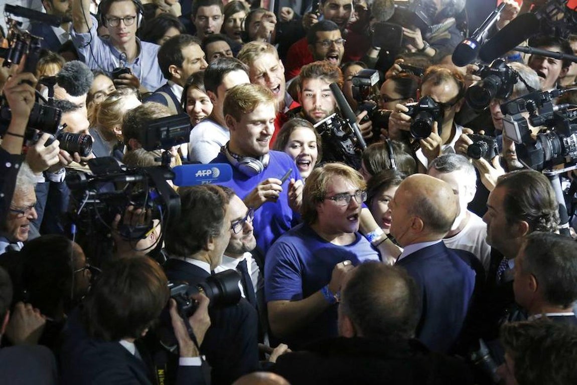 Seguidores del candidato a liderar la derecha francesa Alain Juppé animaban el pasado domingo a su ídolo.. 