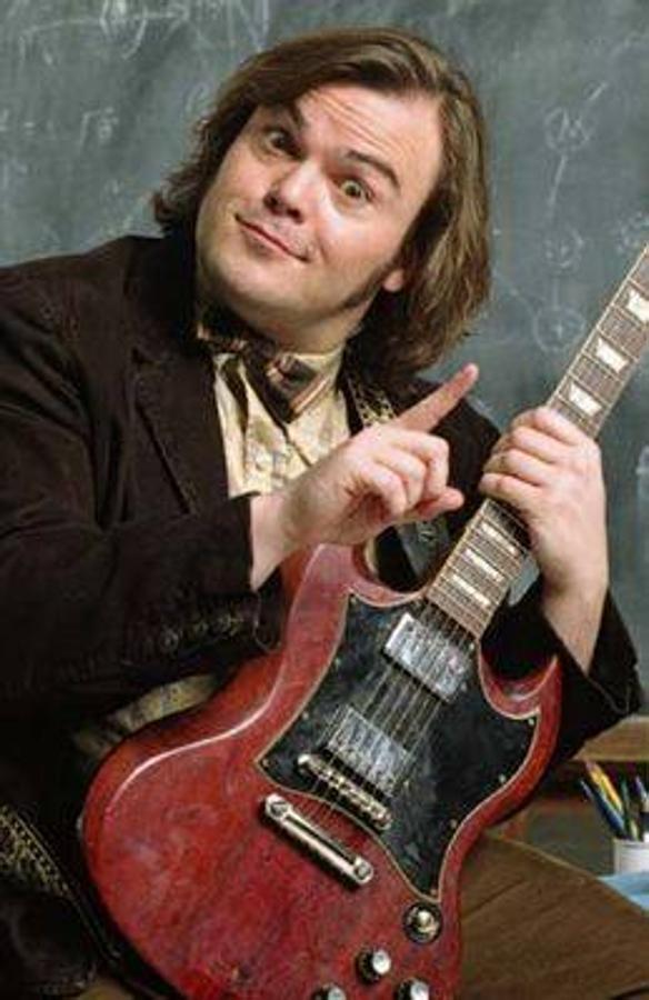 Jack Black toca la guitarra. 