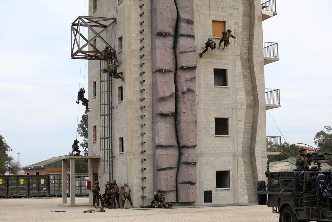 Maniobras antiterroristas con los nuevos helicópteros «Caimán». 