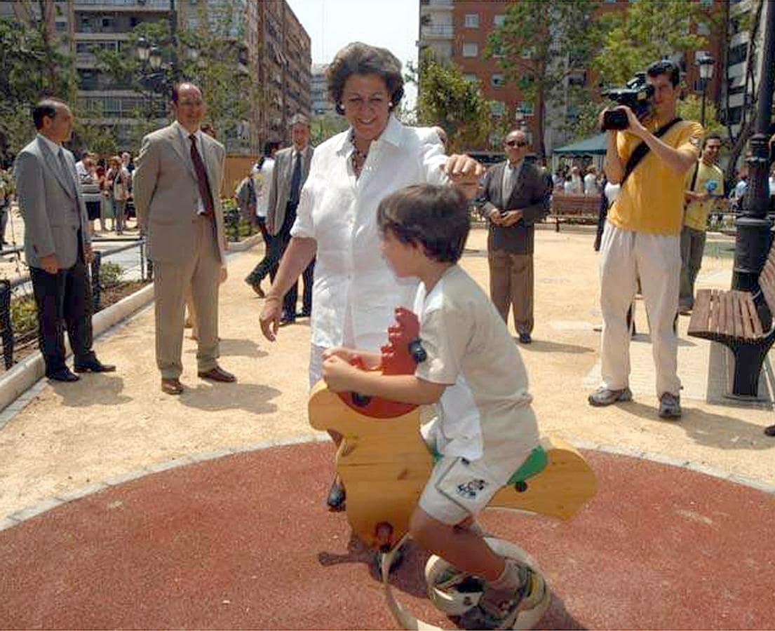Rita Barberá en un parque infantil 