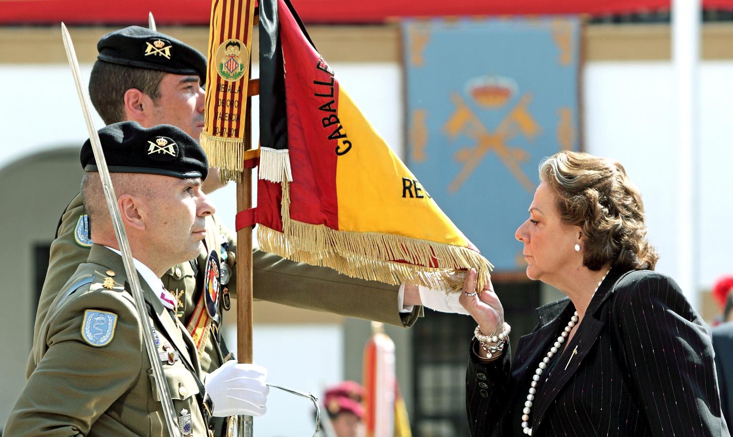 Rita Barberá jura bandera en el acuartelamiento valenciano de San Juan de Ribera