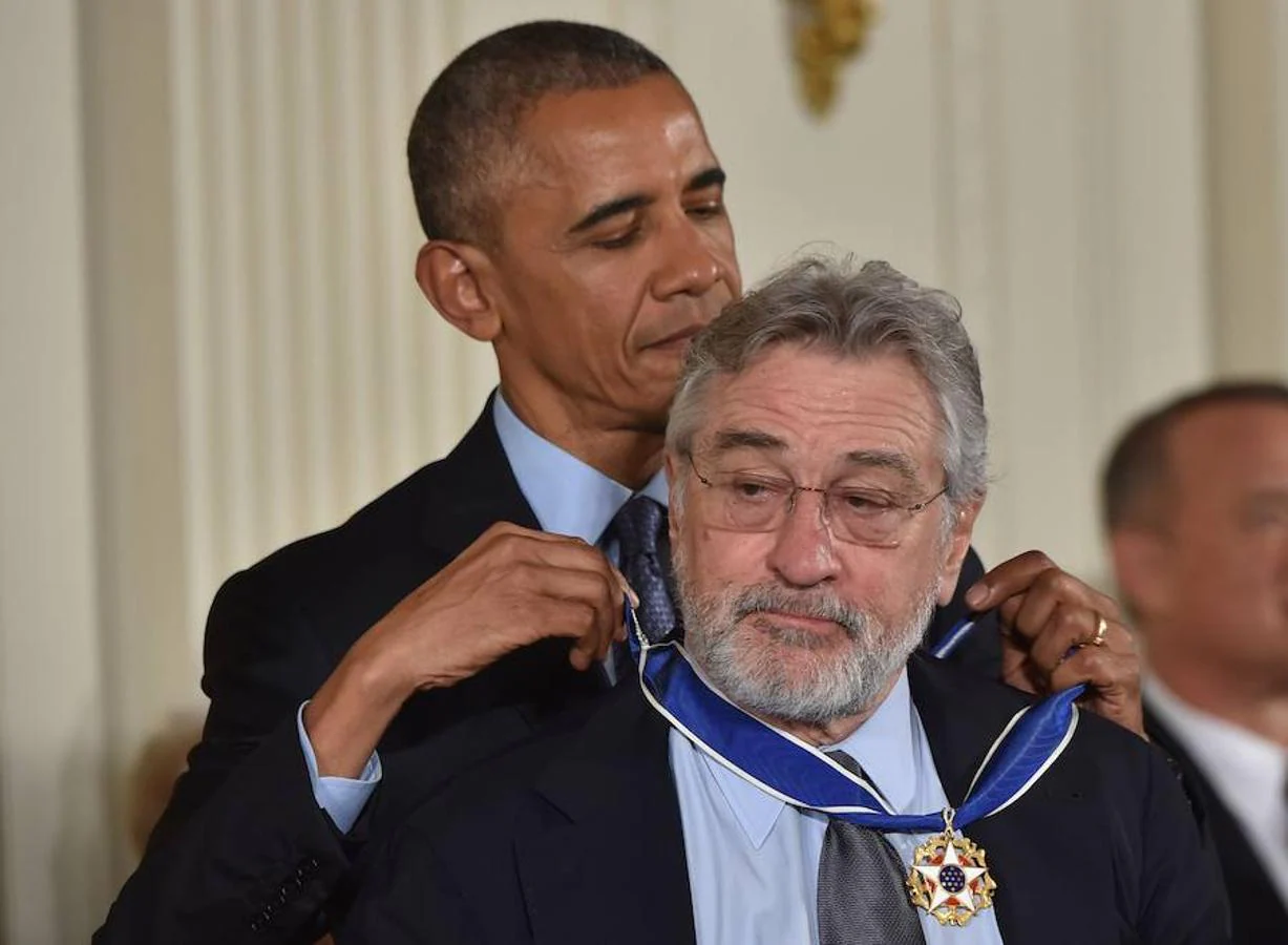 Robert de Niro, en el momento de recibir la medalla de manos del presidente de Estados Unidos