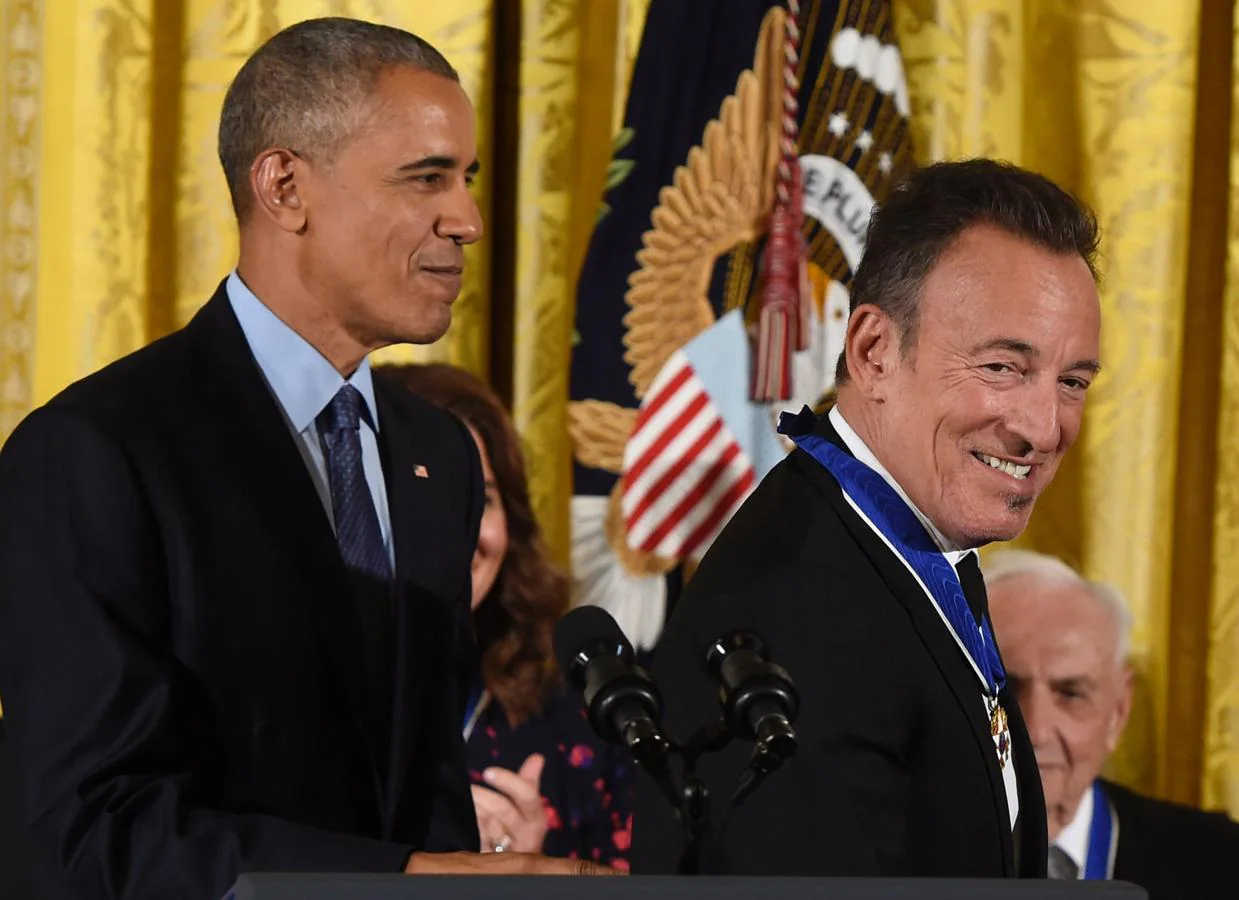 Obama bromeó cuando le hizo entrega de su medalla al cantante Bruce Springsteen: «Yo soy el presidente, pero él es el jefe»