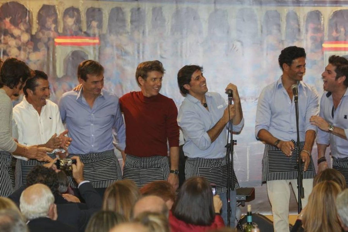 Los toreros Francisco Rivera, Manuel Díaz «EL Cordobés», Oscar Higares y Miguel Abellán ayudaron en el rastrillo sirviendo comida y bebida. 