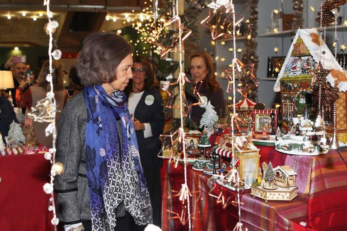 Con total naturalidad, a pesar de la cantidad de curiosos que les rodeaban para inmortalizar con sus móviles el momento, la Reina departió con las voluntarias del establecimiento. 