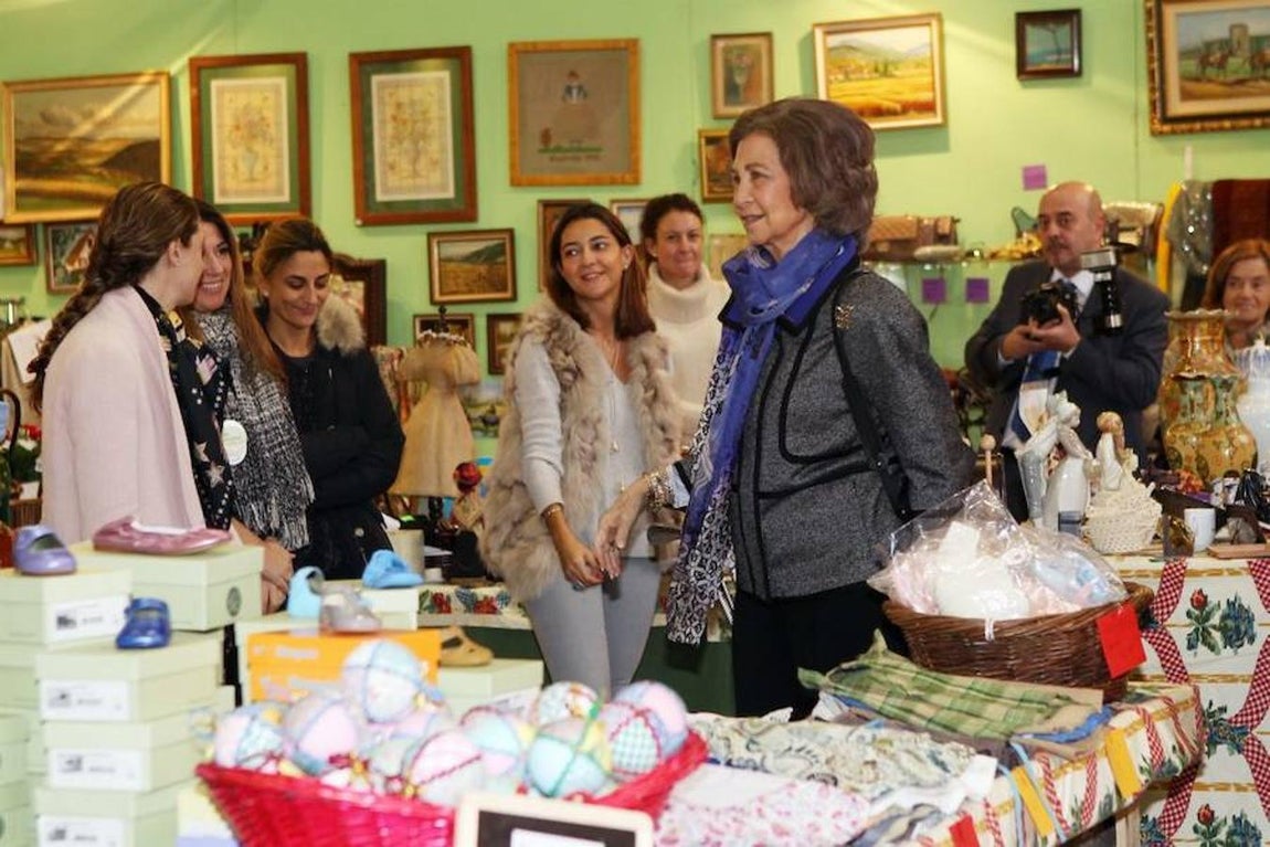Doña Sofía aprovechó para comprar parte de los regalos de Navidad. Entre ellos varios colgantes, en sus respectivas bolsitas de regalo; un par de camisas; varias pulseras ajustables; un collar de plata con piedras preciosas; alfileres para pañuelos; y algún que otro adorno de navidad, como un belén en miniatura que adquirió en el puesto de Rusia. 