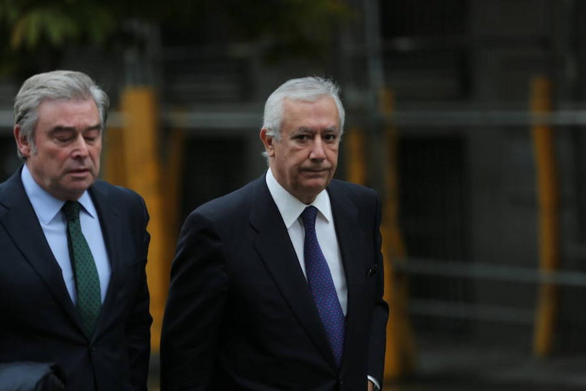 Javier Arenas ha acudido hasta el hotel. 