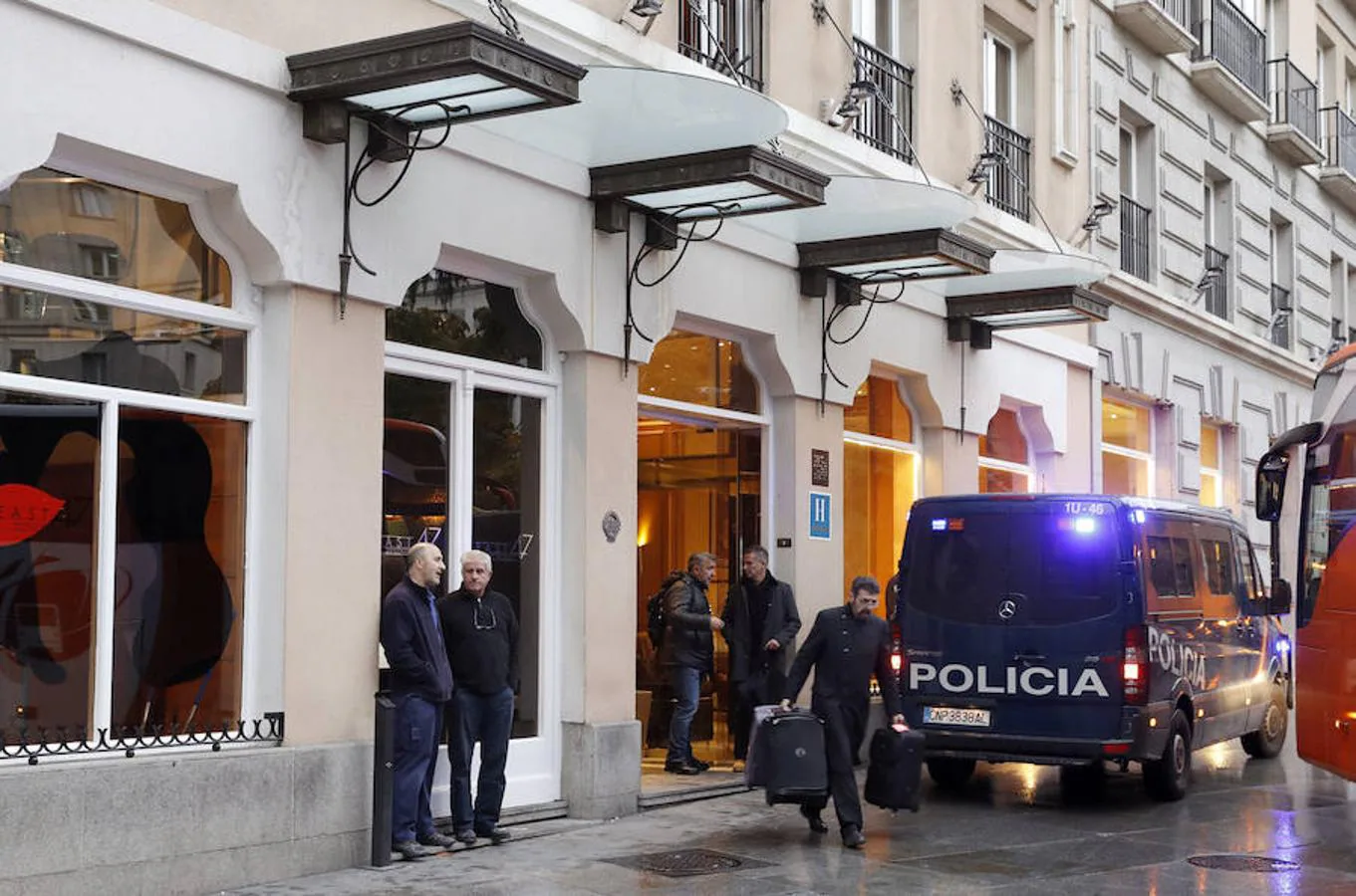 Un furgón de la Policía Nacional permanece a las puertas del hotel de Madrid. 