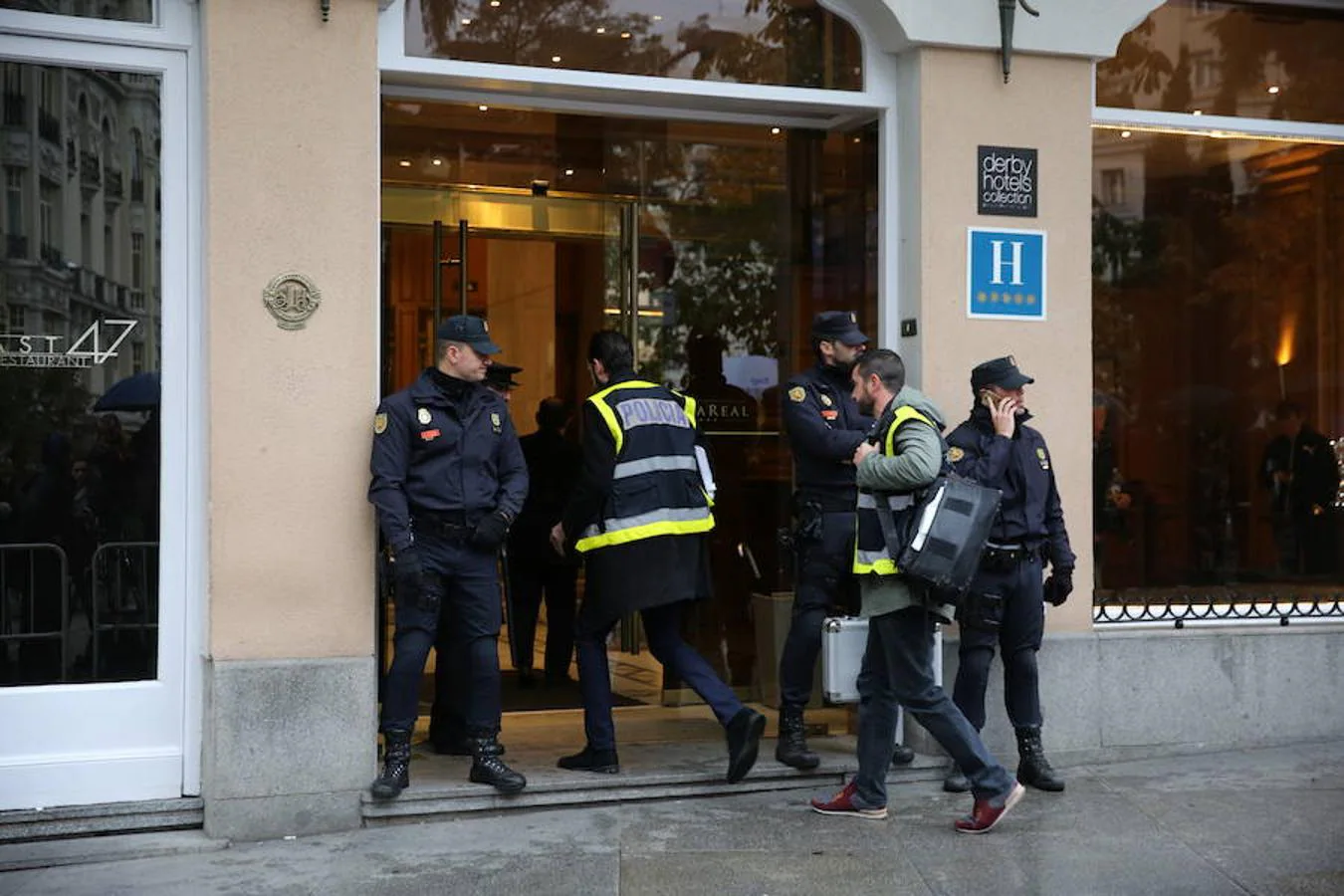 Agentes de la Policía Nacional y Local, a las puertas del hotel de Madrid,. 