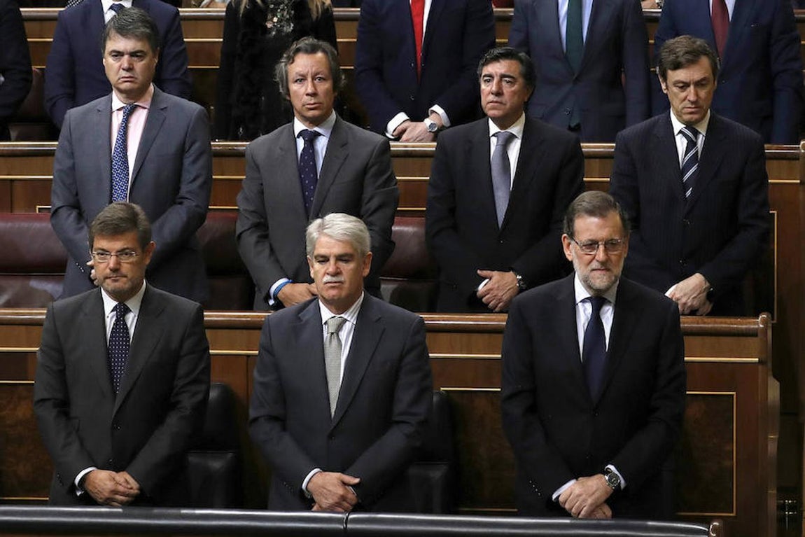 El presidente del Gobierno, Mariano Rajoy (abajo - d), junto a los ministros, de Justicia, Rafael Catalá (abajo - i), y de Asuntos Exteriores, Alfonso Dastis (abajo - c), durante el minuto de silencio que ha guardado el Congreso de los Diputados en memoria de la exalcaldesa de Valencia y senadora, Rita Barberá. 