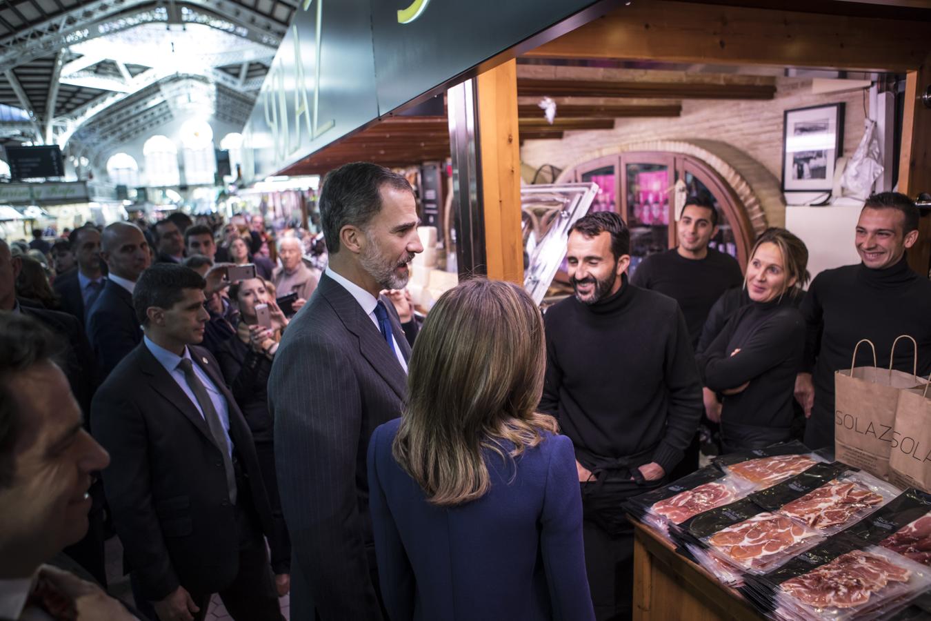 Los Reyes visitan el Mercado Central de Valencia. 