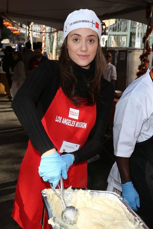 Emmy Rossum. Algunos famosos han dedicado la festividad a ayudar a los que más lo necesitan, es el caso de la actriz que se ha acercado hasta un comedor social para servir comida a los más desfavorecidos