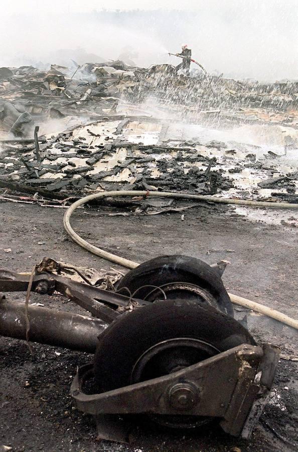 Se cree que una chispa procedente del tren de aterrizaje pudo encender el combustible que perdía el avión desde el despegue. EPA