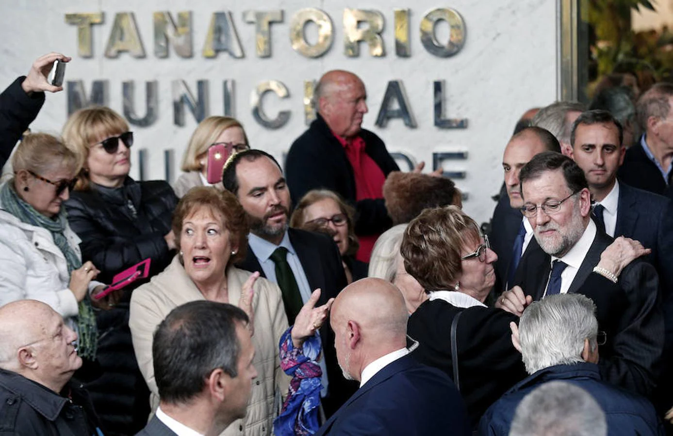 El presidente del Gobierno, Mariano Rajoy, sale del Tanatorio Municipal de Valencia, tras la misa celebrada en memoria de Rita Barberá. Efe