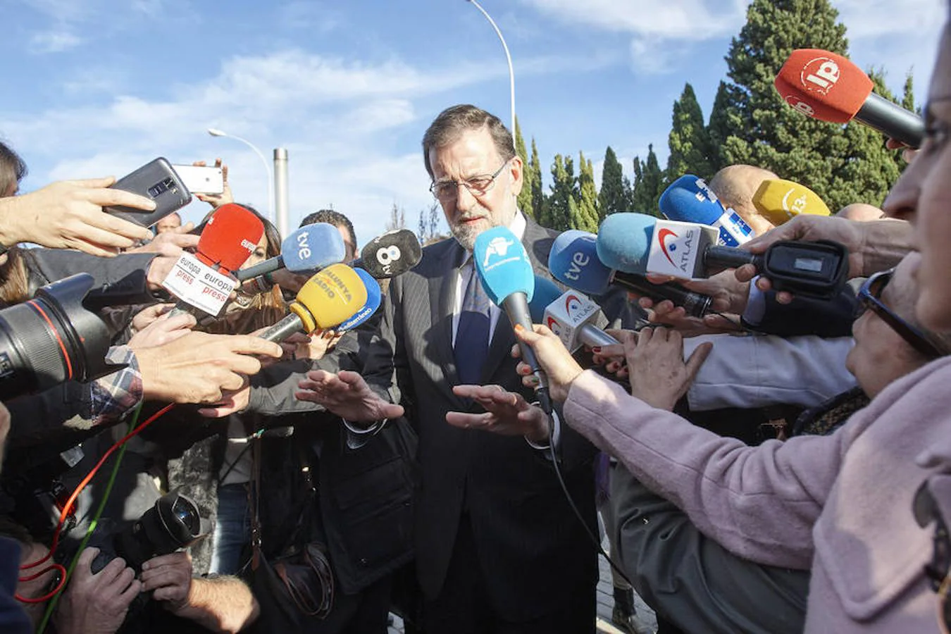 Mariano Rajoy atiende a los medios a la entrada del tanatorio de Valencia. Efe