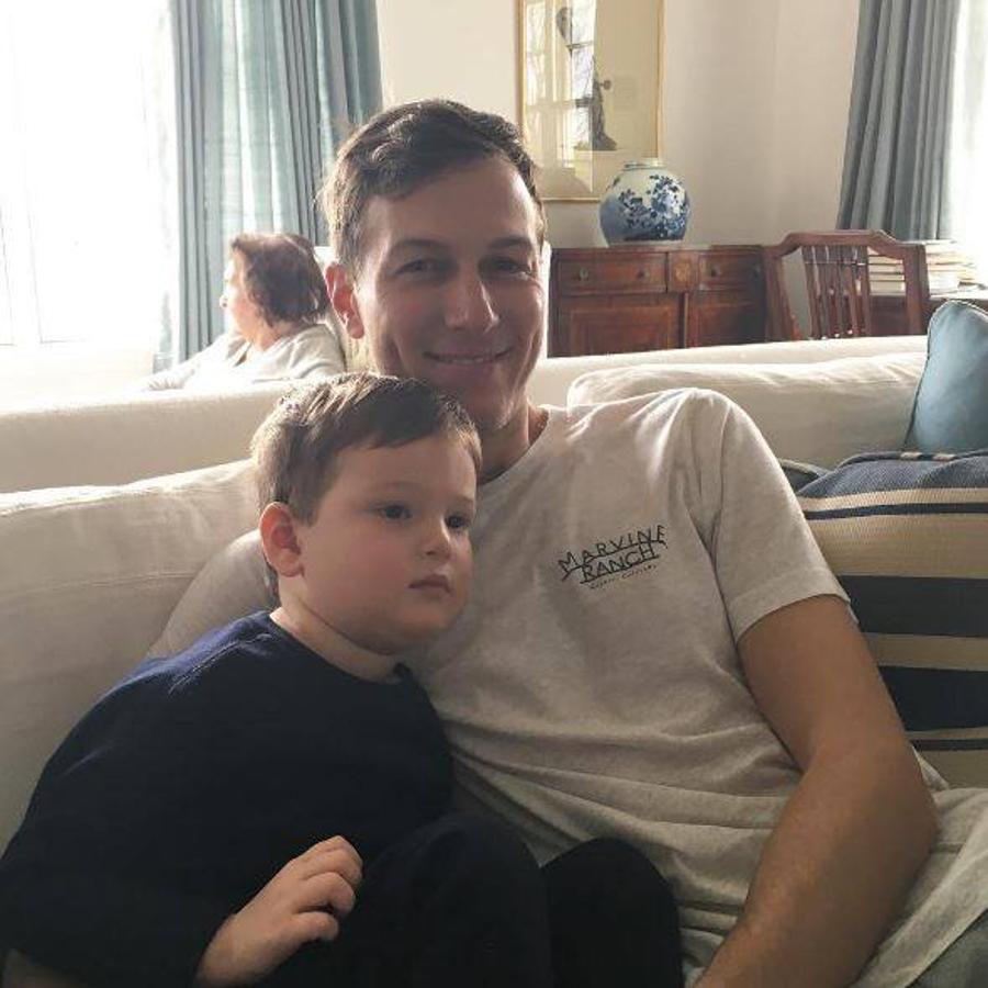 Ivanka Trump. La hija de Donald Trump ha publicado una fotografía de su marido junto a su hijo pequeño, una escena muy paternal que nos recuerda que el día de hoy es para pasarlo en familia