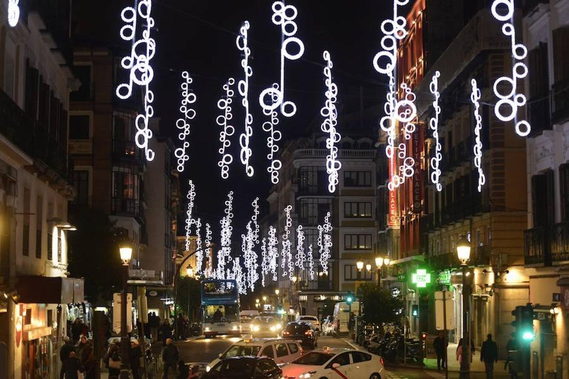 Alumbrado luces de Navidad en el centro de Madrid.. 