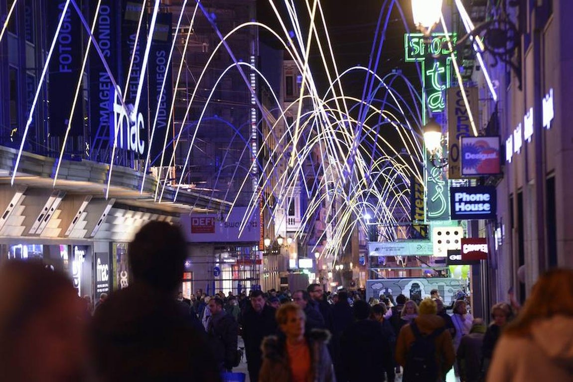Alumbrado luces de Navidad en el centro de Madrid.. 