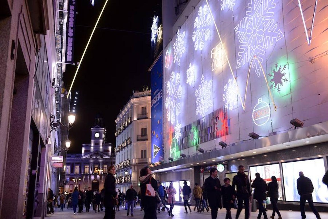 Alumbrado luces de Navidad en el centro de Madrid.. 