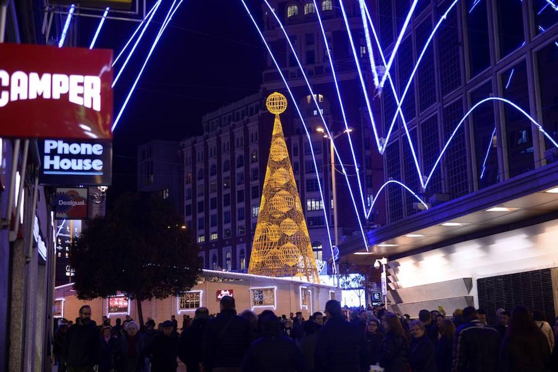 Alumbrado luces de Navidad en el centro de Madrid.. 