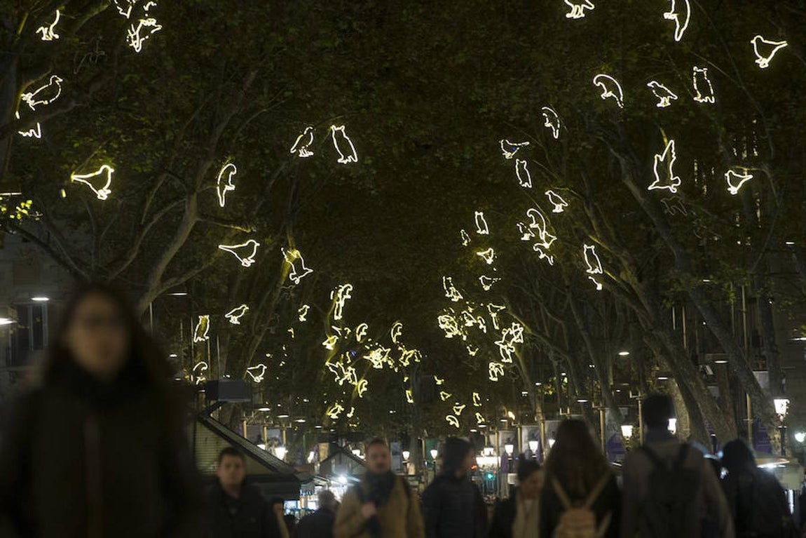 Las Ramblas de Barcelona lucen con la iluminación navideña que la alcaldesa de Barcelona, Ada Colau, ha inaugurado este jueves.. 