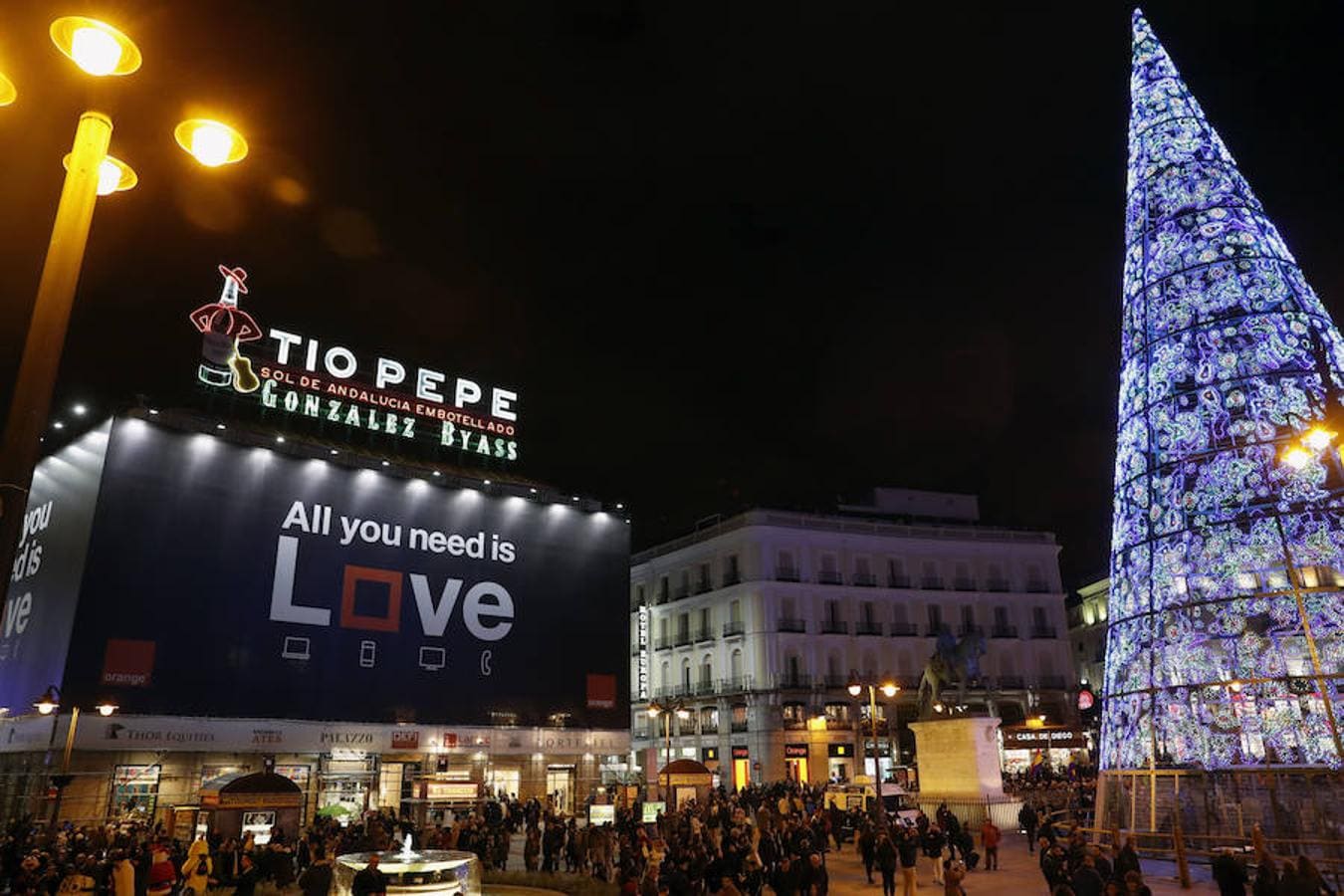 El árbol de la Puerta del Sol, que estrena nuevo diseño, iluminado tras el encendido del alumbrado público navideño de Madrid, en el que el Gobierno municipal ha invertido 2,2 millones de euros, un 8 por ciento más que el año pasado.