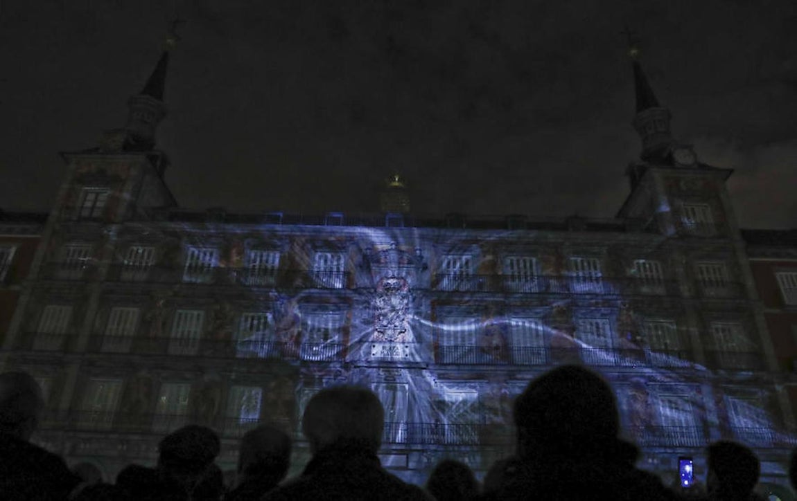 Proyección de un 'video mapping' en tres dimensiones sobre el edificio de la Casa de la Panadería, en la Plaza Mayor, con lo que se da inicio al calendario de celebraciones del IV Centenario de este enclave madrileño.. 