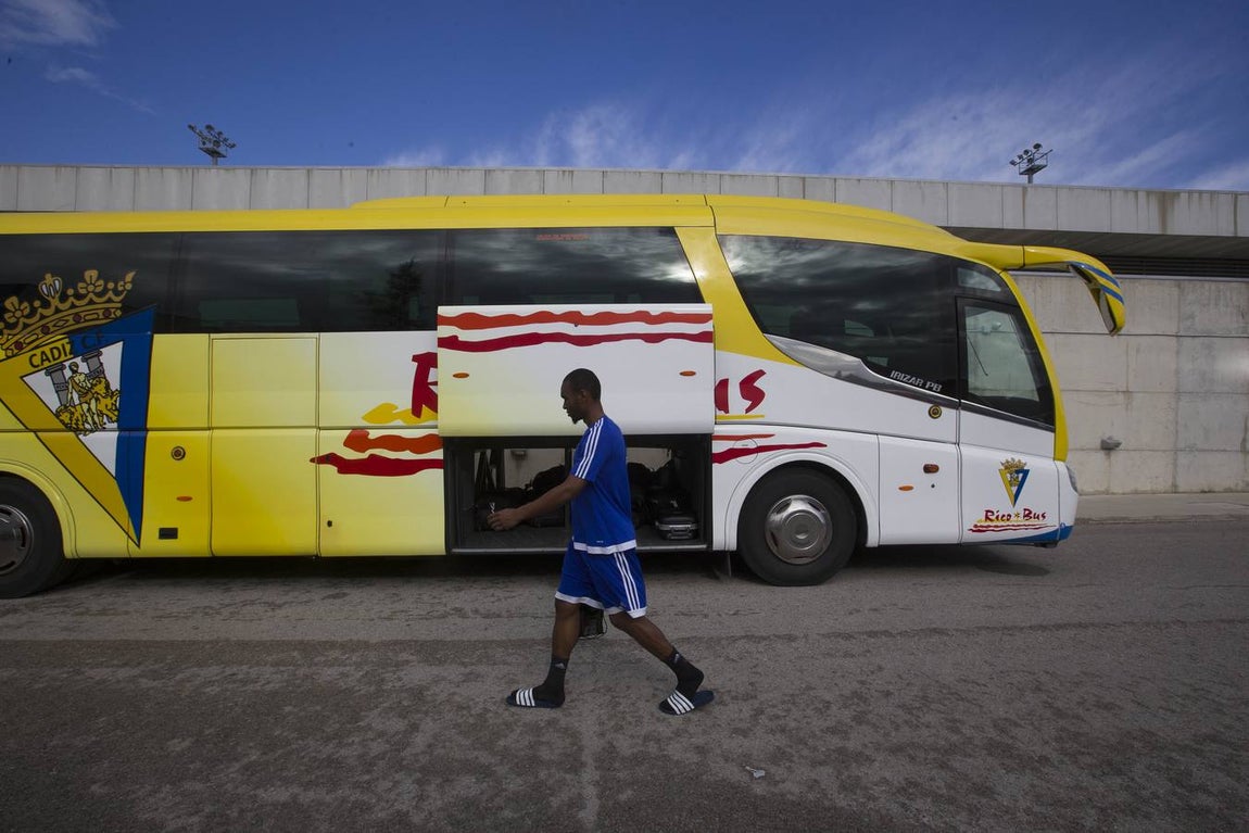 Salida del Cádiz rumbo a Tarragona