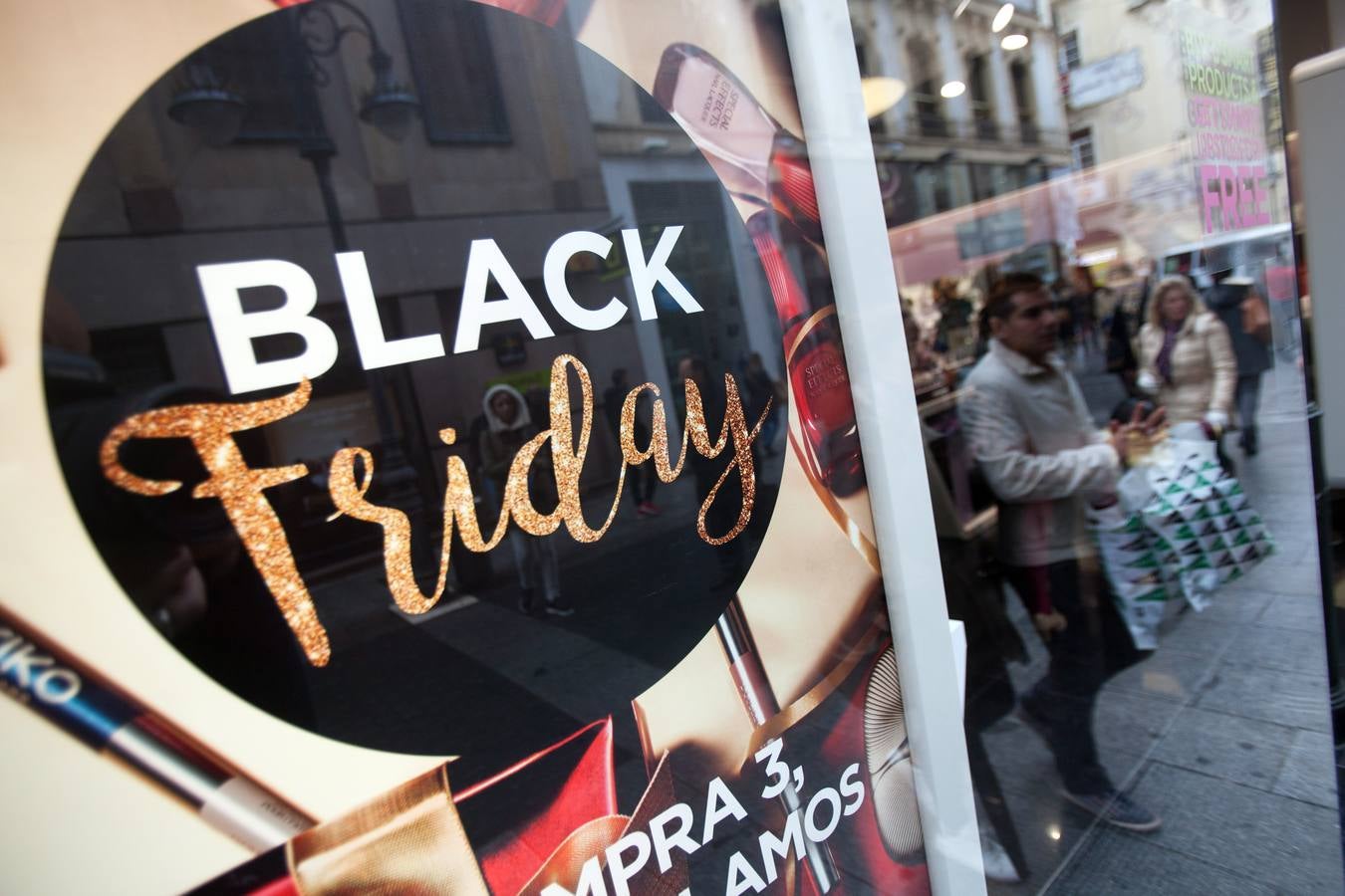 El «Black Friday» desata la locura por las compras en Sevilla