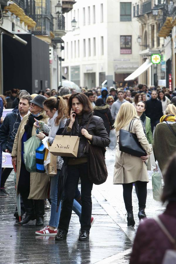 El «Black Friday» desata la locura por las compras en Sevilla